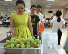 组图：高校自产的桃子熟了，免费发给学生吃